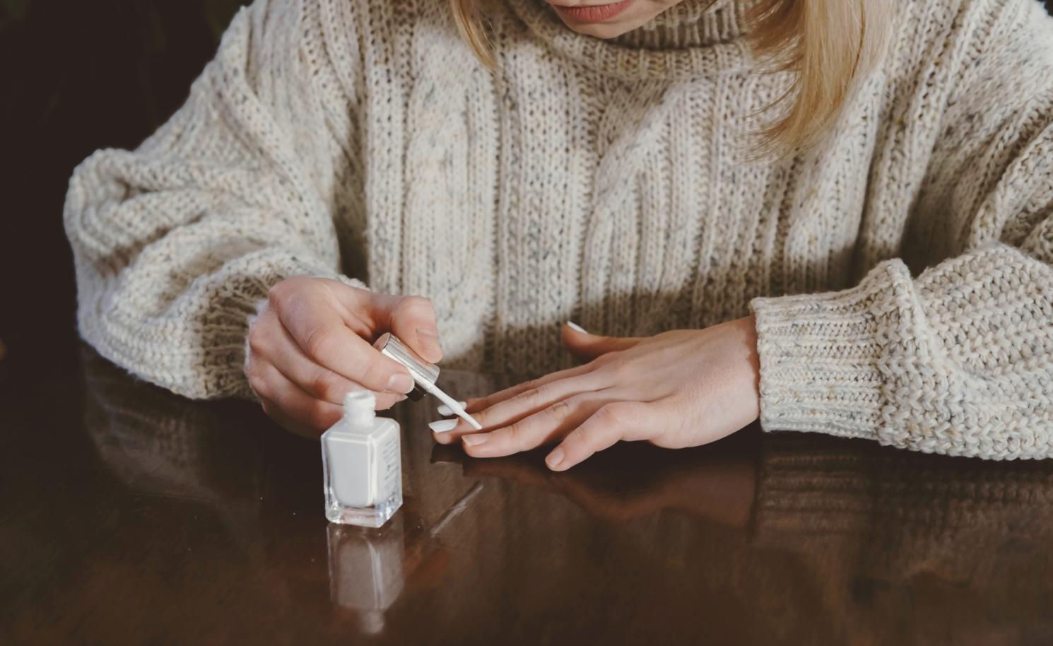 Estudiante practicando técnicas avanzadas de manicura en nuestro centro de formación